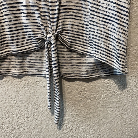 Short sleeve cropped shirt size medium - Picture 2 of 3